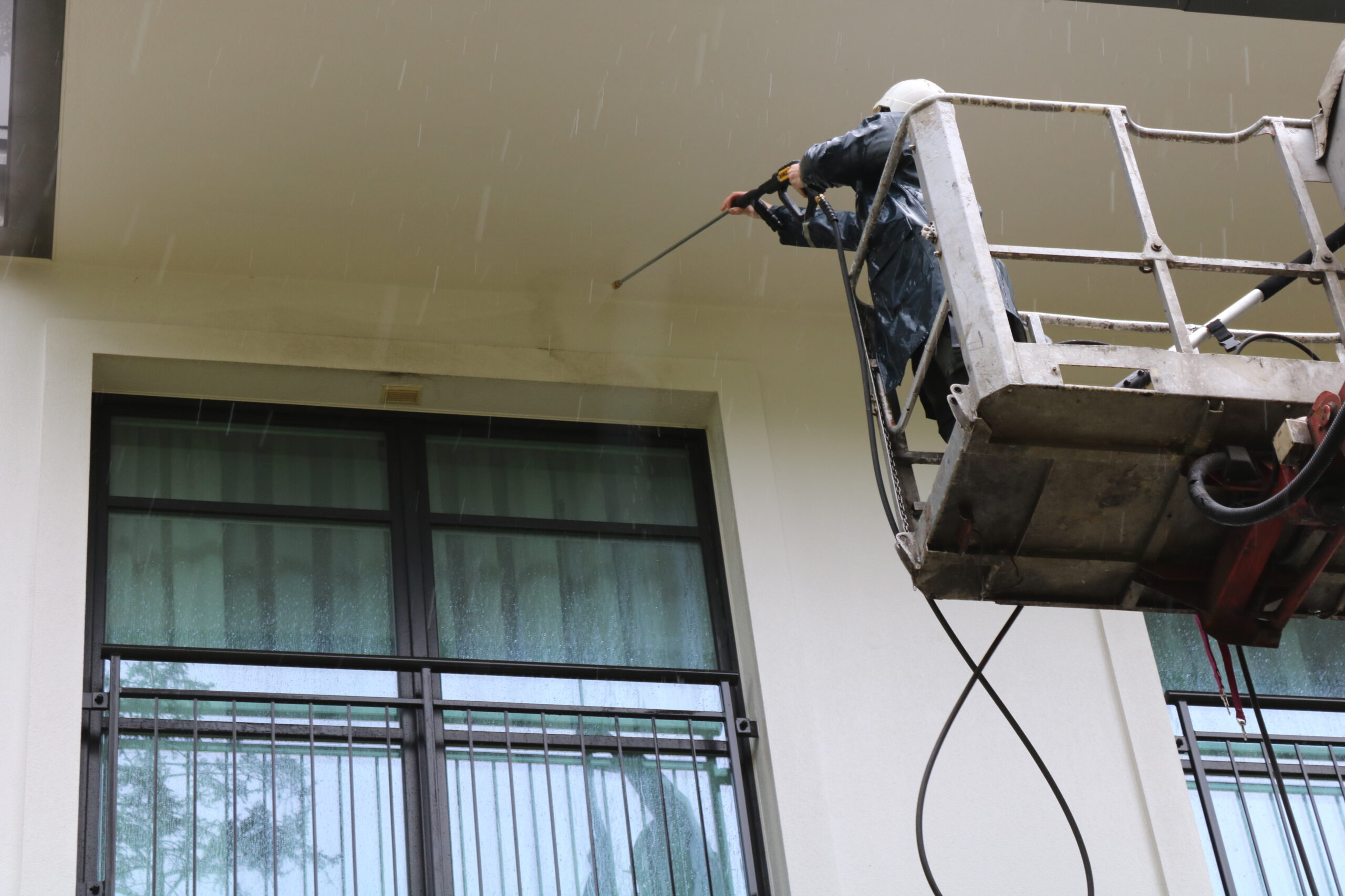 Czyszczenie elewacji na wysięgniku – PowerWash Gdańsk przy pracy